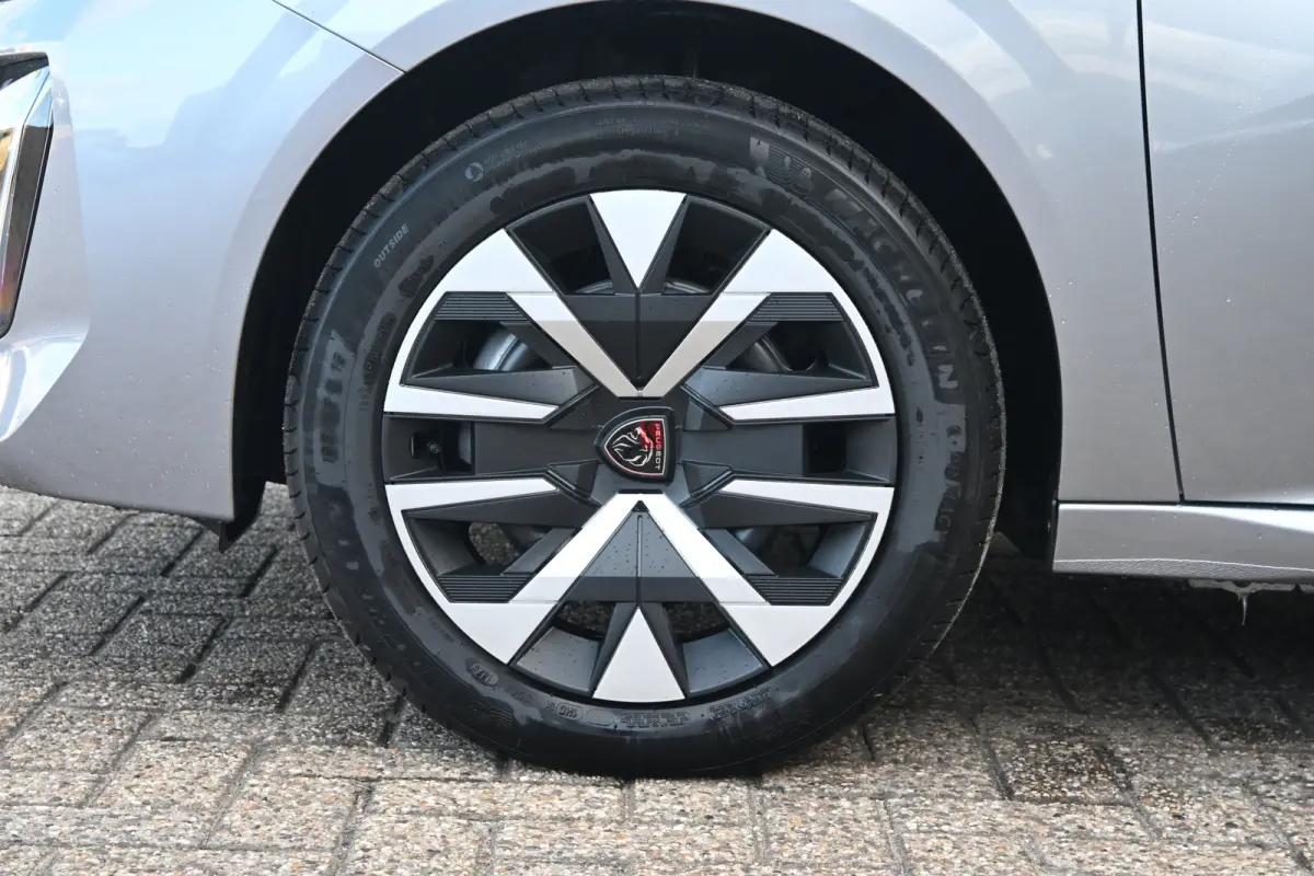 Business, (2025-H0) | 10" HD-touchscreen met PEUGEOT i-Connect® Advanced Navigatie | 10" touchscreen met DAB+ radio en Wireless Mirror Screen (Apple CarPlay / Android Auto ) | Armsteunen po