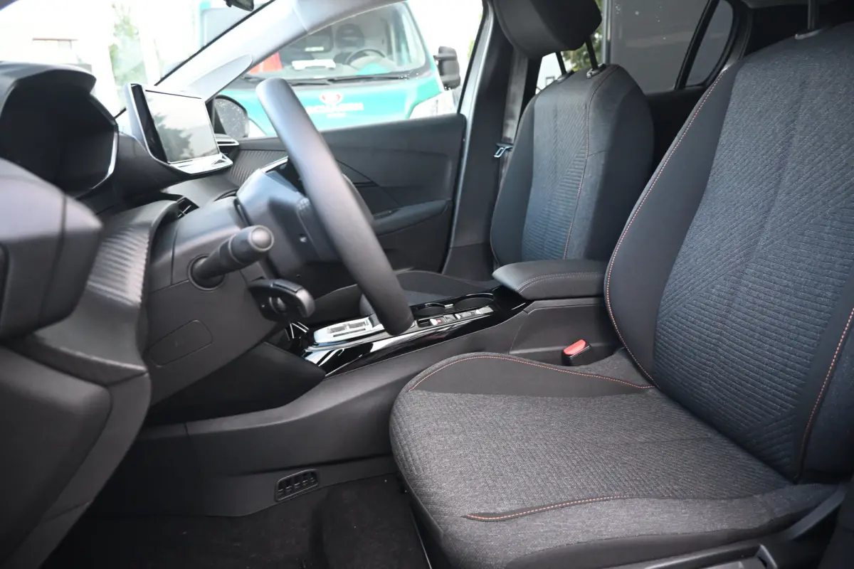 Business, (2025-H0) | 10" HD-touchscreen met PEUGEOT i-Connect® Advanced Navigatie | 10" touchscreen met DAB+ radio en Wireless Mirror Screen (Apple CarPlay / Android Auto ) | Armsteunen po