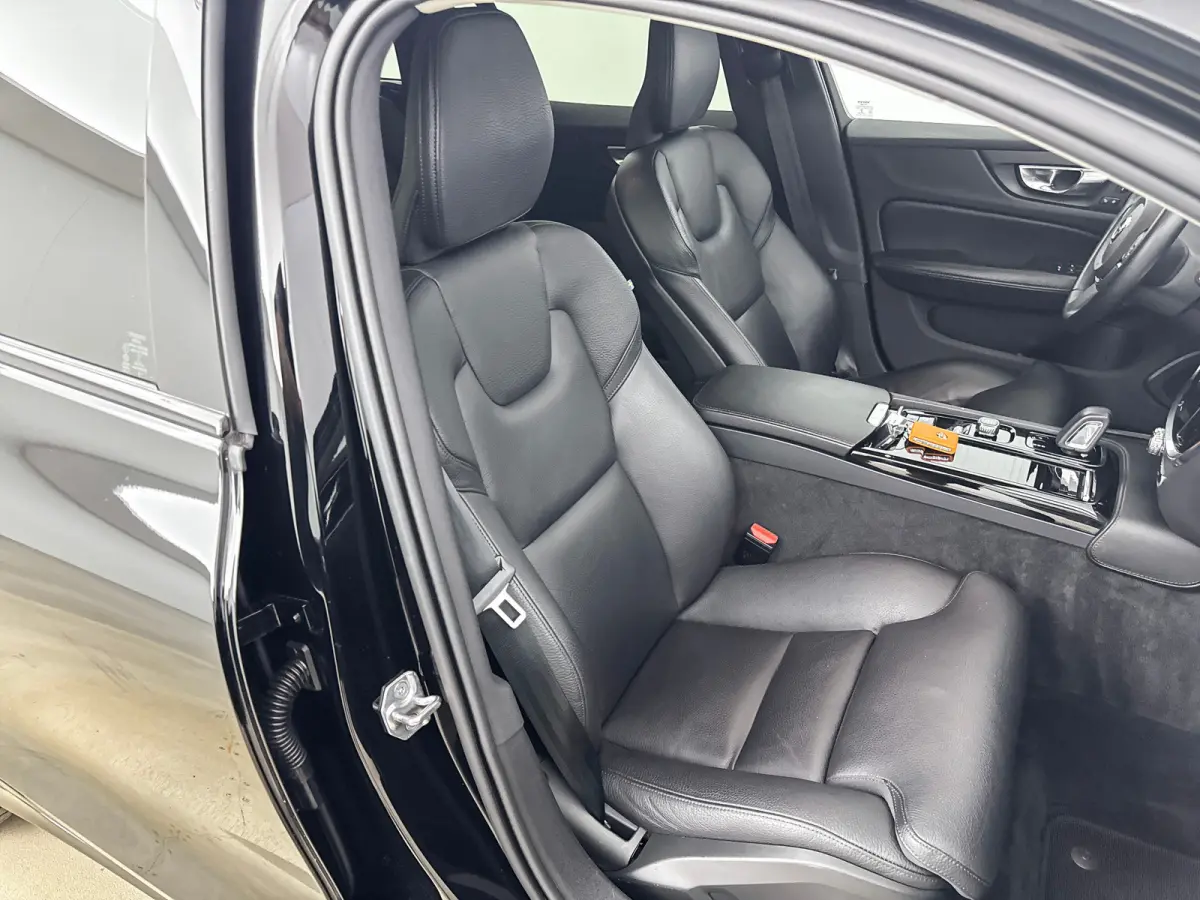 T6 Recharge R-Design | 19" | Lederen bekleding | Keyless | Elektr. Achterklep | Navigatie |