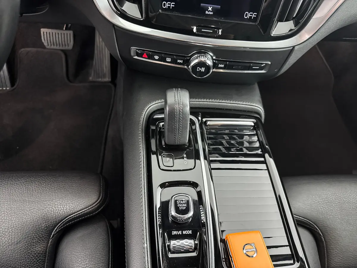 T6 Recharge R-Design | 19" | Lederen bekleding | Keyless | Elektr. Achterklep | Navigatie |