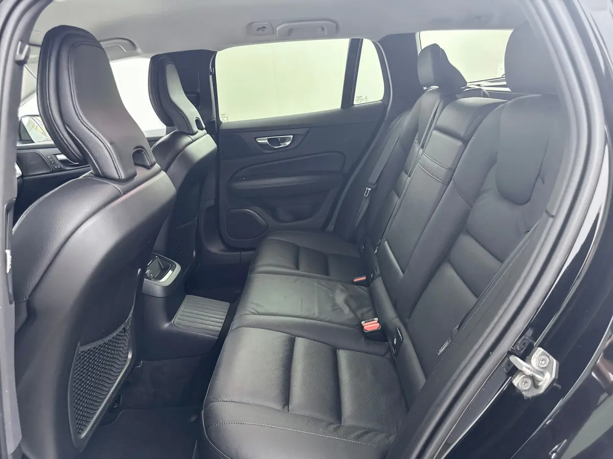 T6 Recharge R-Design | 19" | Lederen bekleding | Keyless | Elektr. Achterklep | Navigatie |