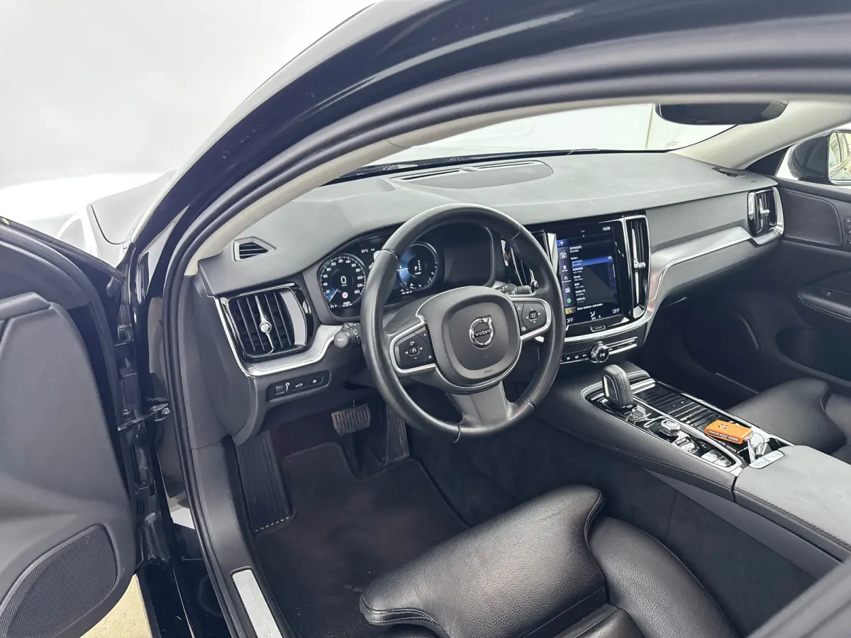 T6 Recharge R-Design | 19" | Lederen bekleding | Keyless | Elektr. Achterklep | Navigatie |