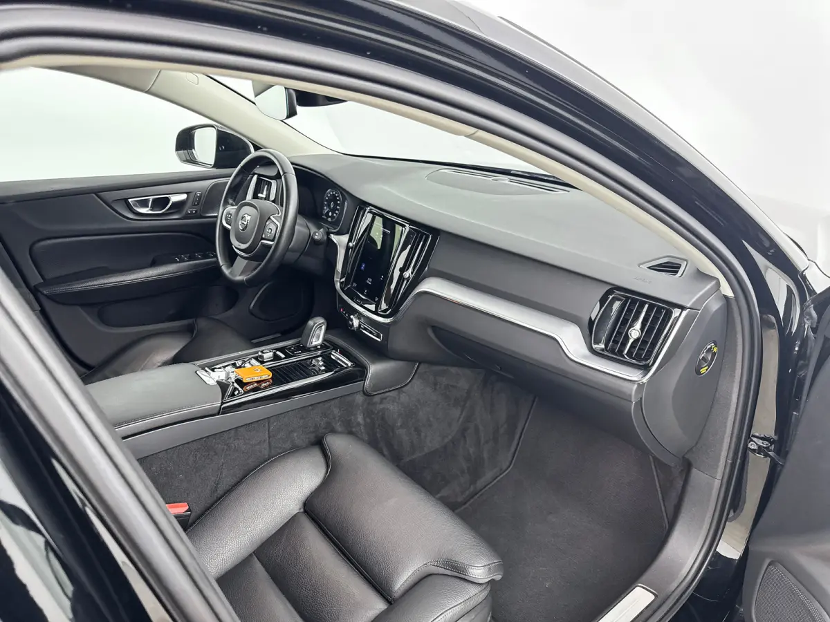T6 Recharge R-Design | 19" | Lederen bekleding | Keyless | Elektr. Achterklep | Navigatie |