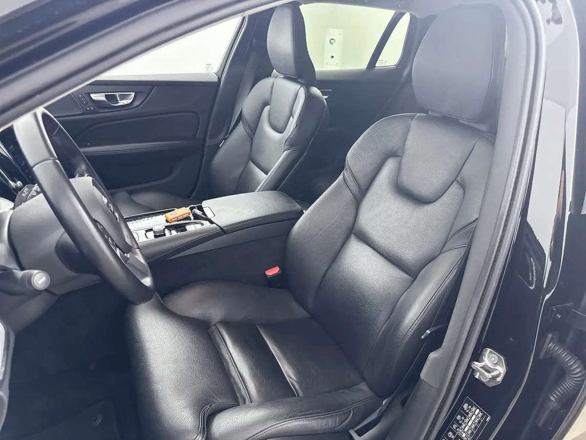T6 Recharge R-Design | 19" | Lederen bekleding | Keyless | Elektr. Achterklep | Navigatie |