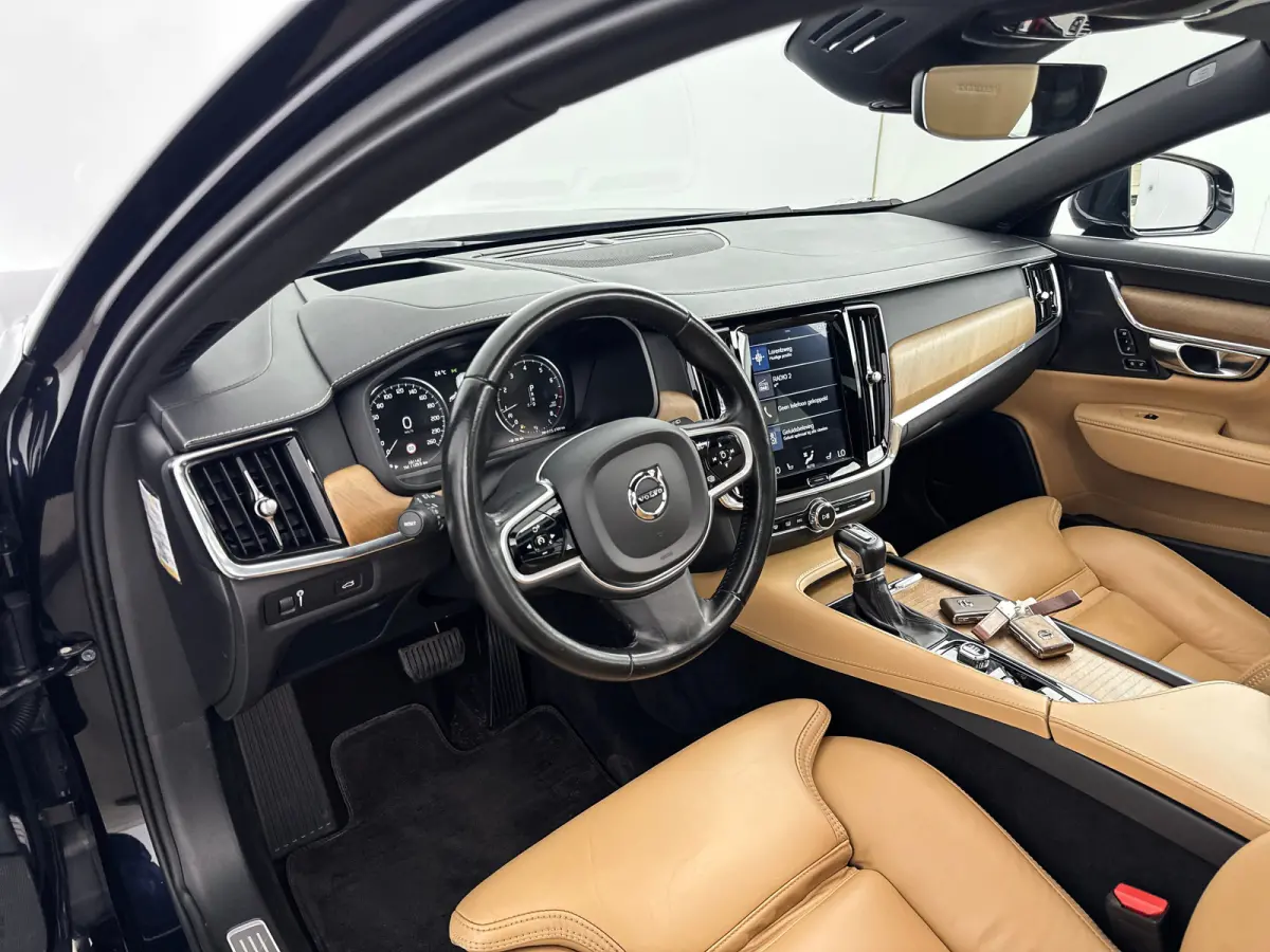 T4 Inscription | 18" | Panoramadak | Head-Up | Trekhaak | Harman Kardon | Keyless | Elektr. verst. Stoelen |  DAB+ | Parkeercamera | Elektr. Achterklep