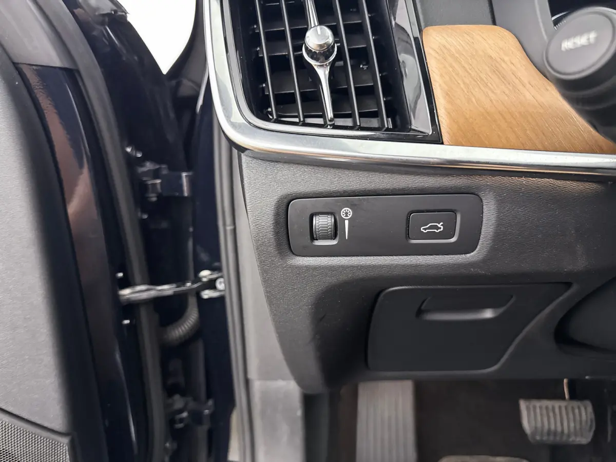 T4 Inscription | 18" | Panoramadak | Head-Up | Trekhaak | Harman Kardon | Keyless | Elektr. verst. Stoelen |  DAB+ | Parkeercamera | Elektr. Achterklep