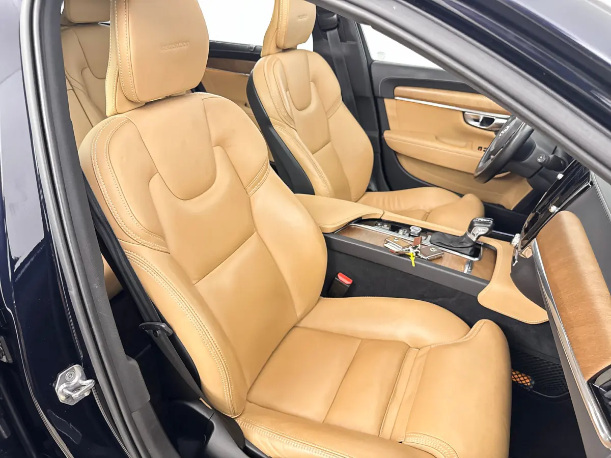 T4 Inscription | 18" | Panoramadak | Head-Up | Trekhaak | Harman Kardon | Keyless | Elektr. verst. Stoelen |  DAB+ | Parkeercamera | Elektr. Achterklep