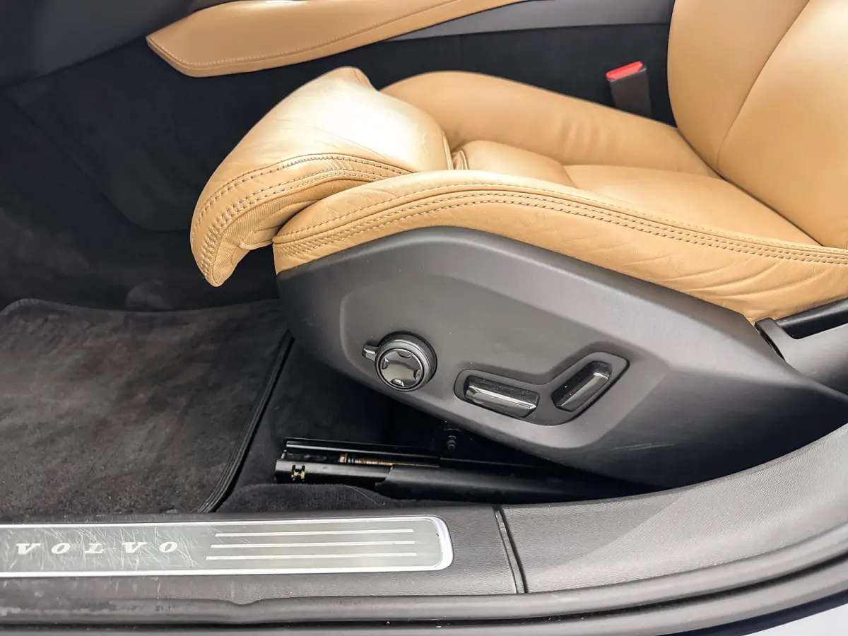 T4 Inscription | 18" | Panoramadak | Head-Up | Trekhaak | Harman Kardon | Keyless | Elektr. verst. Stoelen |  DAB+ | Parkeercamera | Elektr. Achterklep