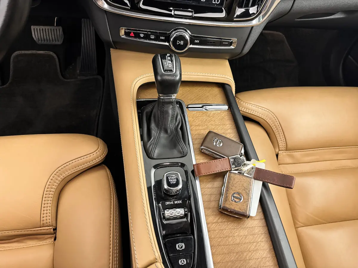 T4 Inscription | 18" | Panoramadak | Head-Up | Trekhaak | Harman Kardon | Keyless | Elektr. verst. Stoelen |  DAB+ | Parkeercamera | Elektr. Achterklep