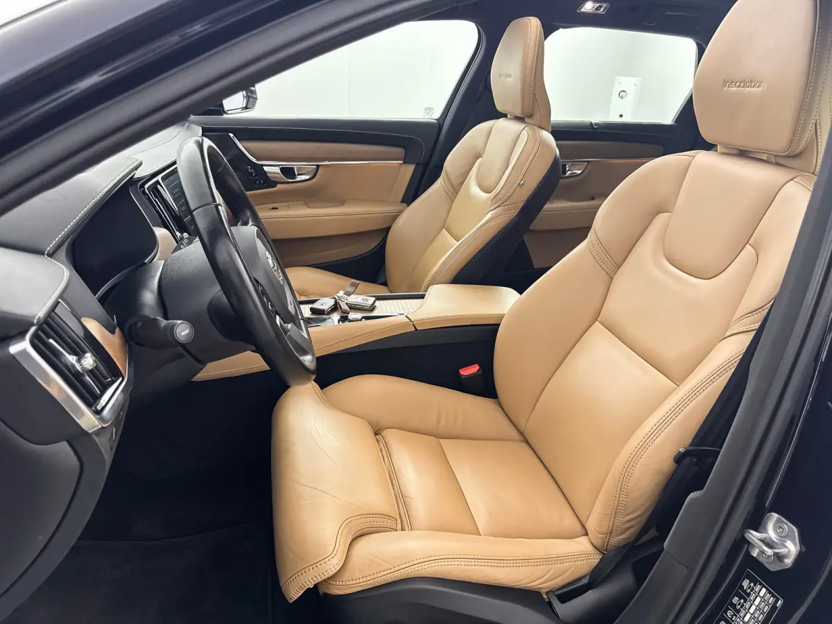 T4 Inscription | 18" | Panoramadak | Head-Up | Trekhaak | Harman Kardon | Keyless | Elektr. verst. Stoelen |  DAB+ | Parkeercamera | Elektr. Achterklep