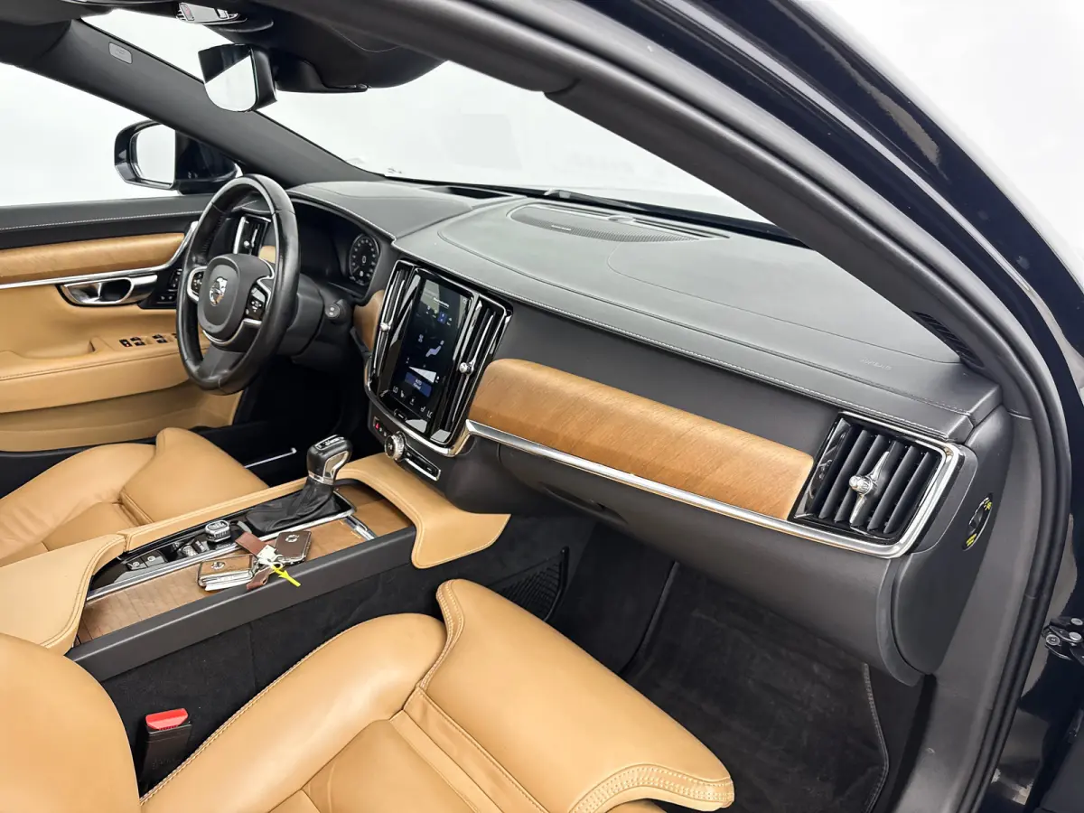 T4 Inscription | 18" | Panoramadak | Head-Up | Trekhaak | Harman Kardon | Keyless | Elektr. verst. Stoelen |  DAB+ | Parkeercamera | Elektr. Achterklep