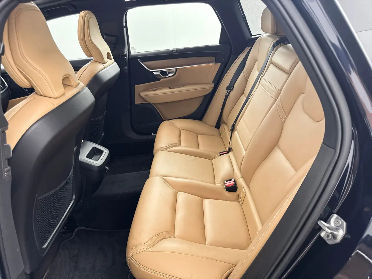 T4 Inscription | 18" | Panoramadak | Head-Up | Trekhaak | Harman Kardon | Keyless | Elektr. verst. Stoelen |  DAB+ | Parkeercamera | Elektr. Achterklep
