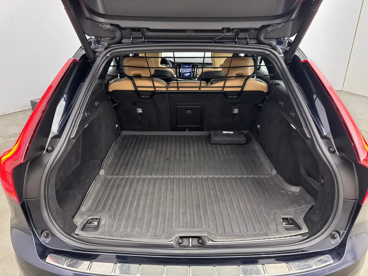 T4 Inscription | 18" | Panoramadak | Head-Up | Trekhaak | Harman Kardon | Keyless | Elektr. verst. Stoelen |  DAB+ | Parkeercamera | Elektr. Achterklep