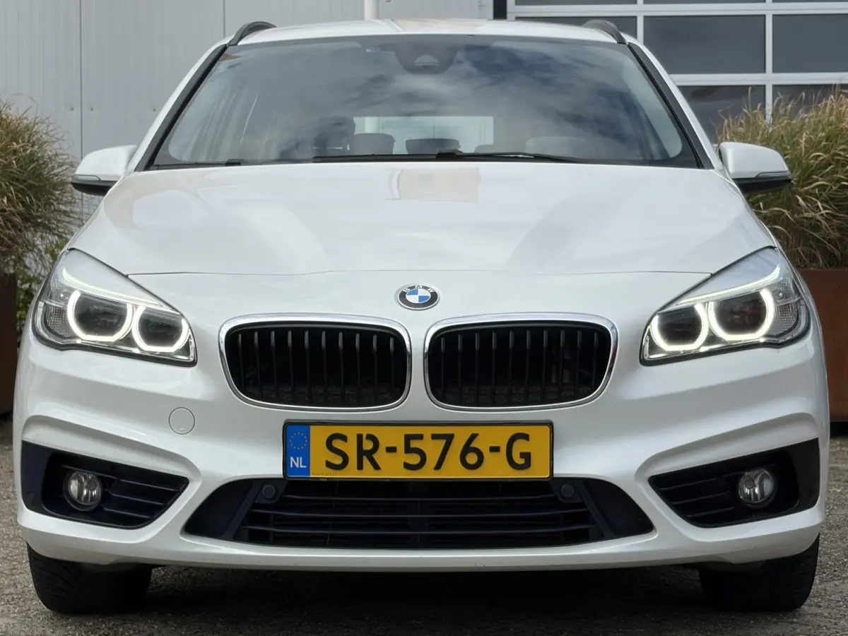 218i 7p. Corporate Lease High Executive 136pk | Achteruitrijcamera | Bluetooth | Cruise control | LED koplampen | Navigatiesysteem full map | Parkeersensor voor en achter | Voorstoelen verwa