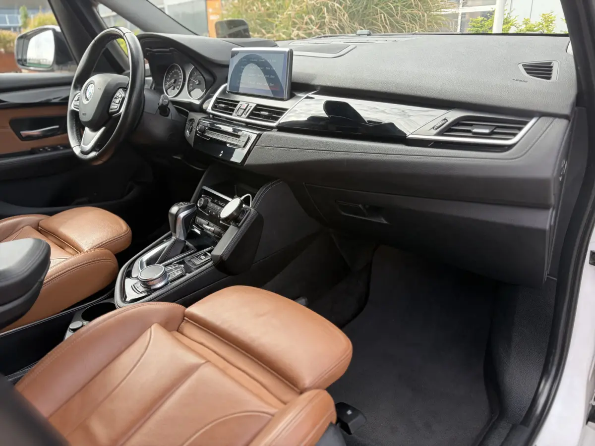218i 7p. Corporate Lease High Executive 136pk | Achteruitrijcamera | Bluetooth | Cruise control | LED koplampen | Navigatiesysteem full map | Parkeersensor voor en achter | Voorstoelen verwa