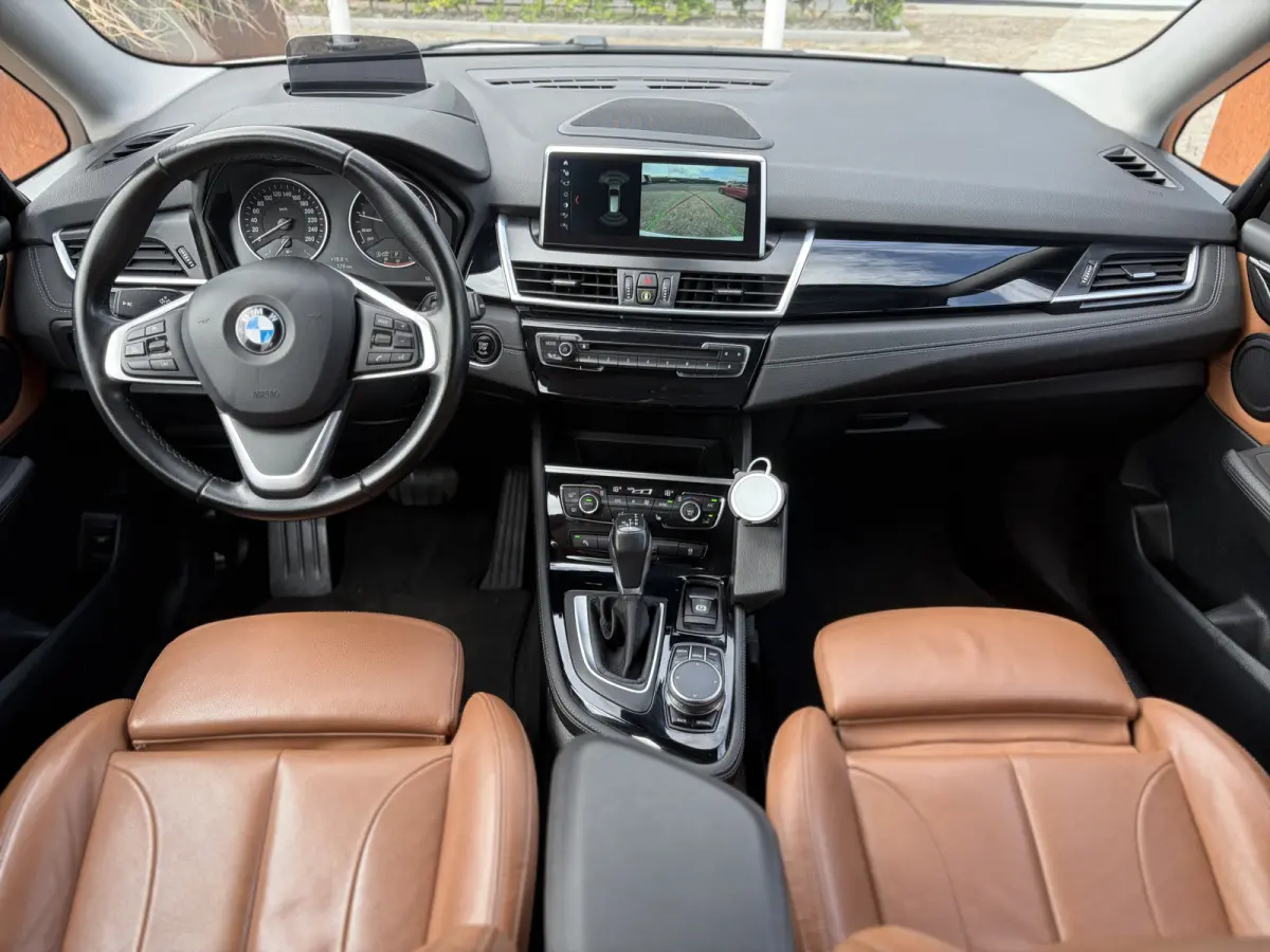 218i 7p. Corporate Lease High Executive 136pk | Achteruitrijcamera | Bluetooth | Cruise control | LED koplampen | Navigatiesysteem full map | Parkeersensor voor en achter | Voorstoelen verwa