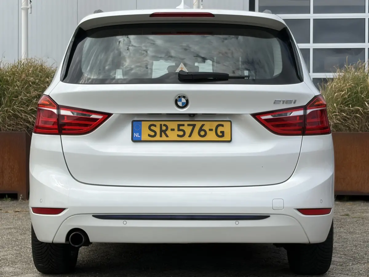 218i 7p. Corporate Lease High Executive 136pk | Achteruitrijcamera | Bluetooth | Cruise control | LED koplampen | Navigatiesysteem full map | Parkeersensor voor en achter | Voorstoelen verwa