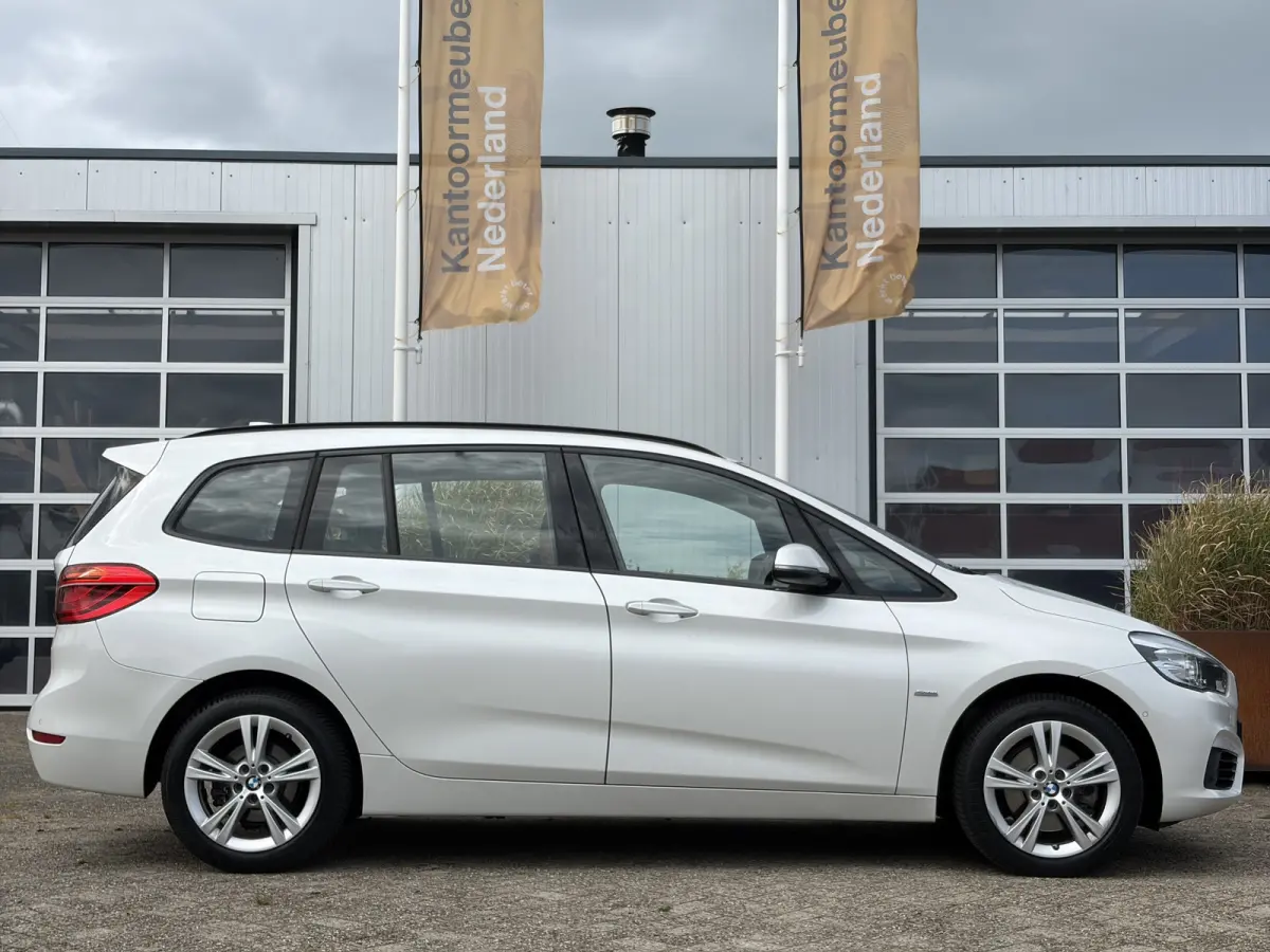 218i 7p. Corporate Lease High Executive 136pk | Achteruitrijcamera | Bluetooth | Cruise control | LED koplampen | Navigatiesysteem full map | Parkeersensor voor en achter | Voorstoelen verwa