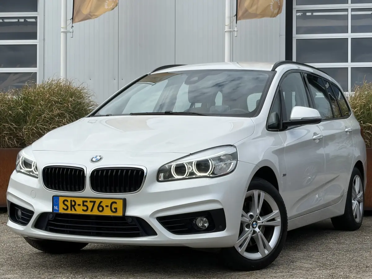 218i 7p. Corporate Lease High Executive 136pk | Achteruitrijcamera | Bluetooth | Cruise control | LED koplampen | Navigatiesysteem full map | Parkeersensor voor en achter | Voorstoelen verwa