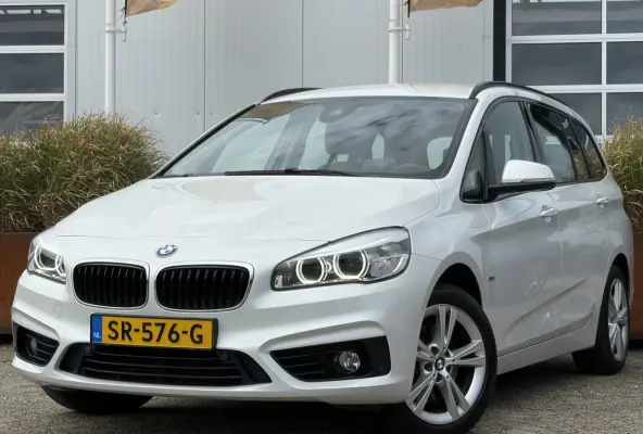 218i 7p. Corporate Lease High Executive 136pk | Achteruitrijcamera | Bluetooth | Cruise control | LED koplampen | Navigatiesysteem full map | Parkeersensor voor en achter | Voorstoelen verwa