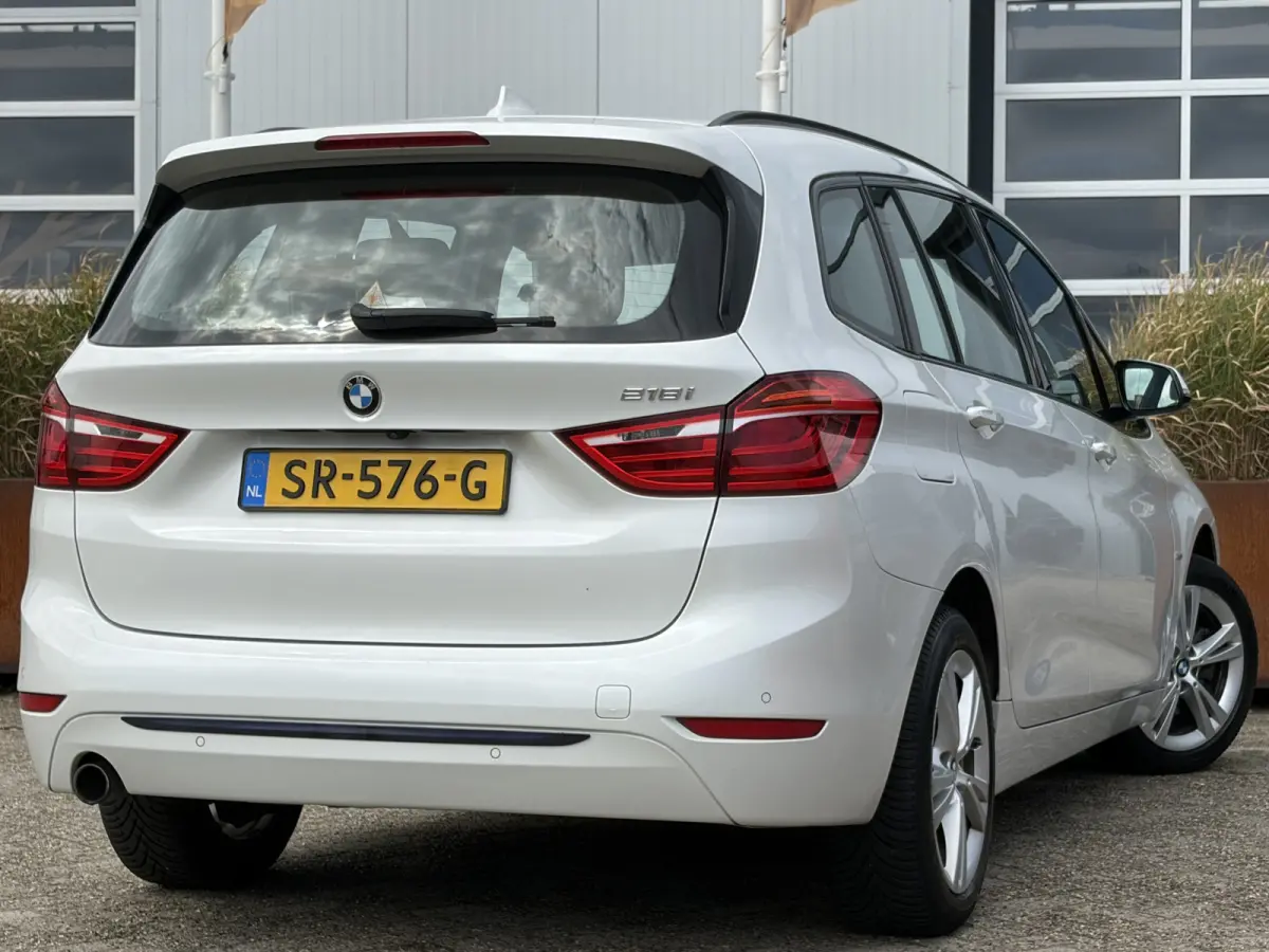218i 7p. Corporate Lease High Executive 136pk | Achteruitrijcamera | Bluetooth | Cruise control | LED koplampen | Navigatiesysteem full map | Parkeersensor voor en achter | Voorstoelen verwa