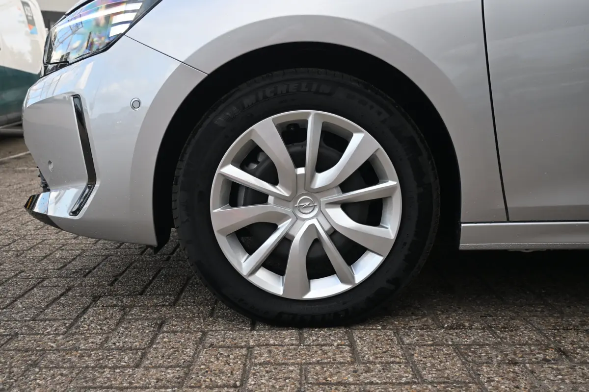 Edition 110pk Hybrid | Achteruitrijcamera | Navigatie By App | Parkeersensoren | !!