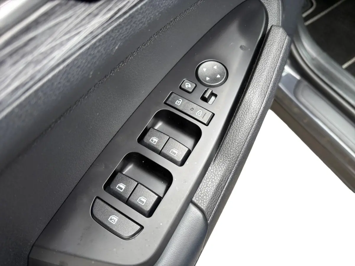 1.6 T-GDi MHEV DynamicLine Edition | Stoel- en stuurverwarming | Achteruitrijcamera | Parkeersensoren voor- en achter | Apple/Android Carplay | Navi | Climate control | Cruise control