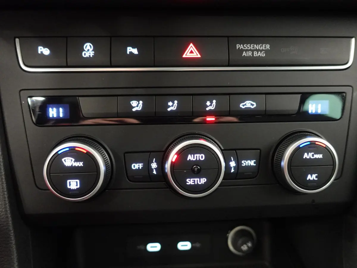 1.5 TSI Style DSG Business Intense Climate Control Cruise Control Navigatie Apple Carplay/Android Auto Virtual Cockpit Privacy Glass PDC VA Camera