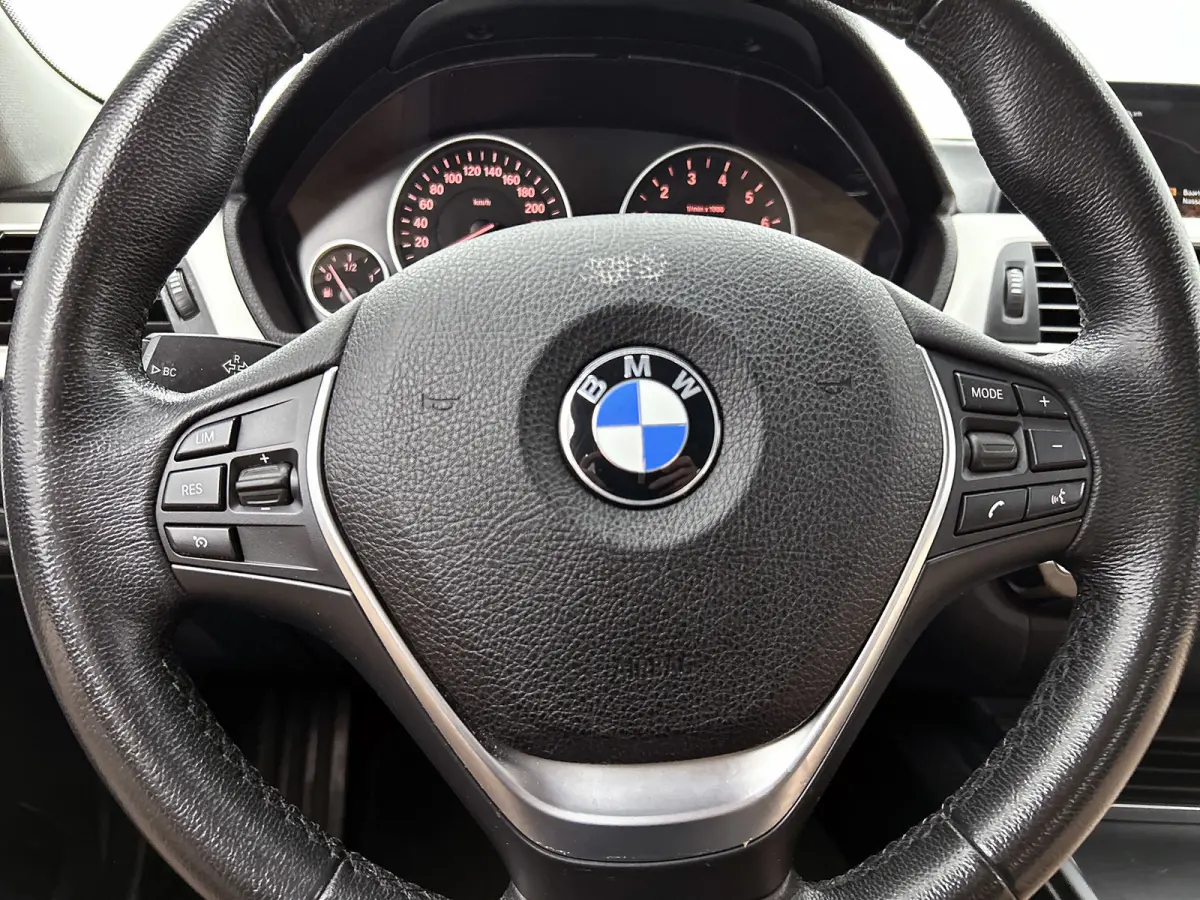 318i Executive (NAVIGATIE, LED, PDC, CLIMA, STUURBEDIENING, MULTIMEDIA)
