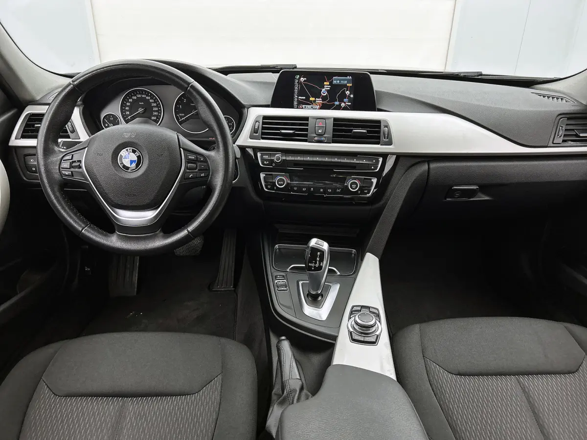 318i Executive (NAVIGATIE, LED, PDC, CLIMA, STUURBEDIENING, MULTIMEDIA)