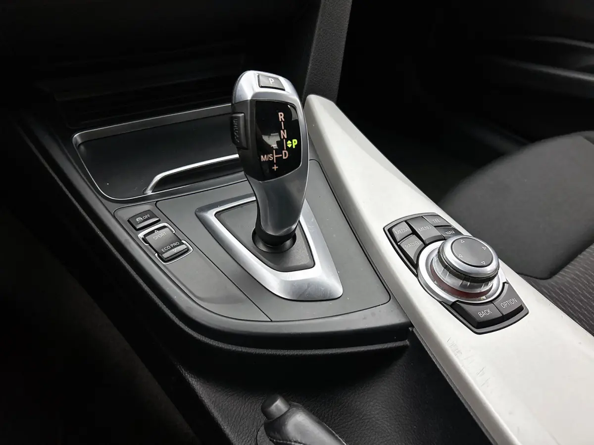 318i Executive (NAVIGATIE, LED, PDC, CLIMA, STUURBEDIENING, MULTIMEDIA)