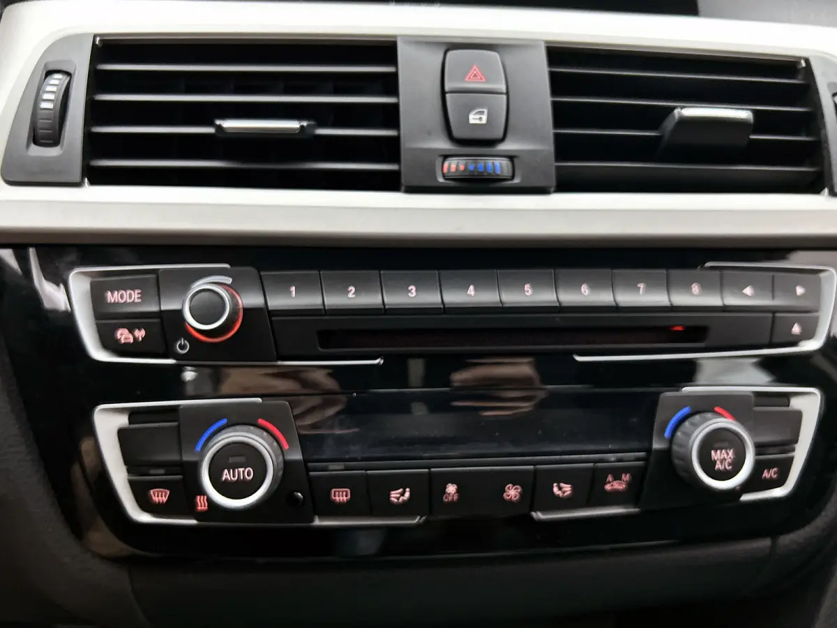 318i Executive (NAVIGATIE, LED, PDC, CLIMA, STUURBEDIENING, MULTIMEDIA)