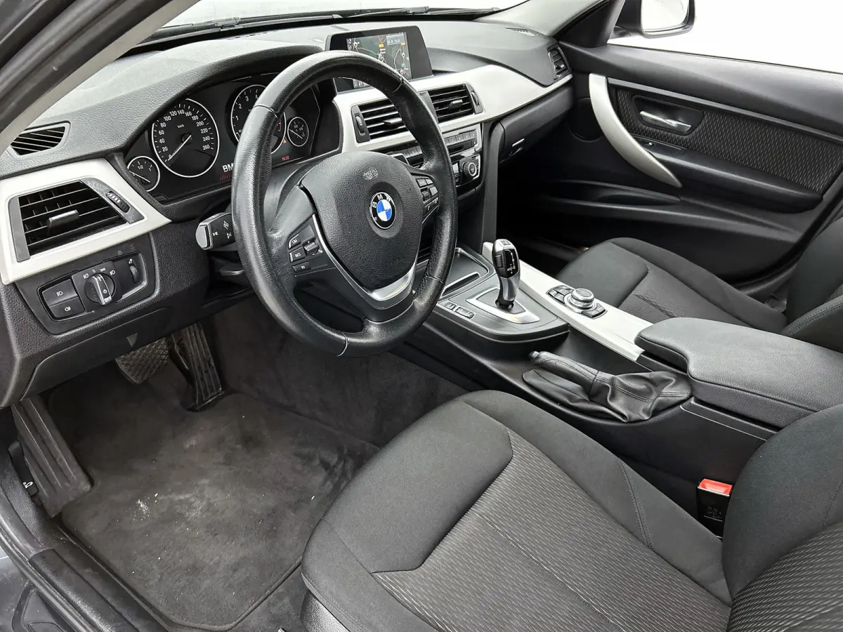 318i Executive (NAVIGATIE, LED, PDC, CLIMA, STUURBEDIENING, MULTIMEDIA)