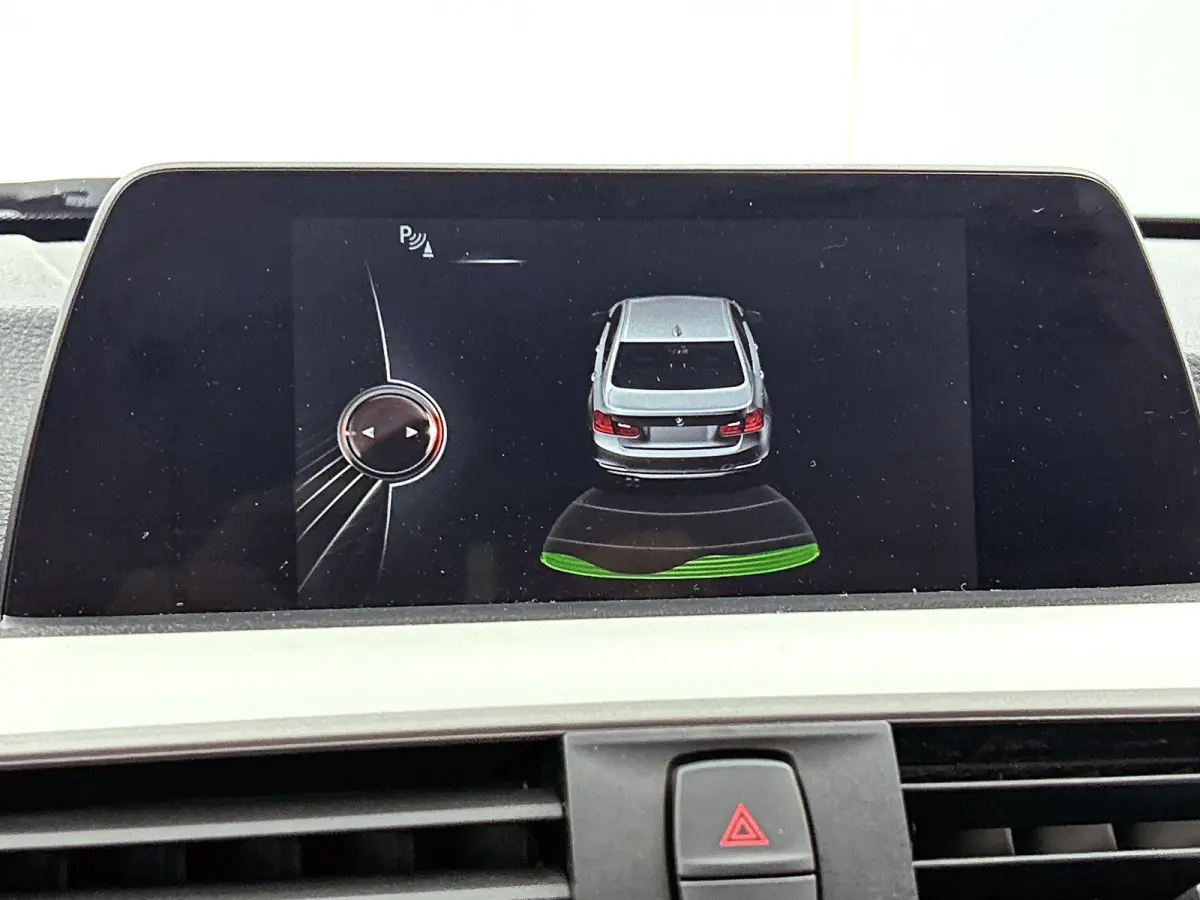 318i Executive (NAVIGATIE, LED, PDC, CLIMA, STUURBEDIENING, MULTIMEDIA)