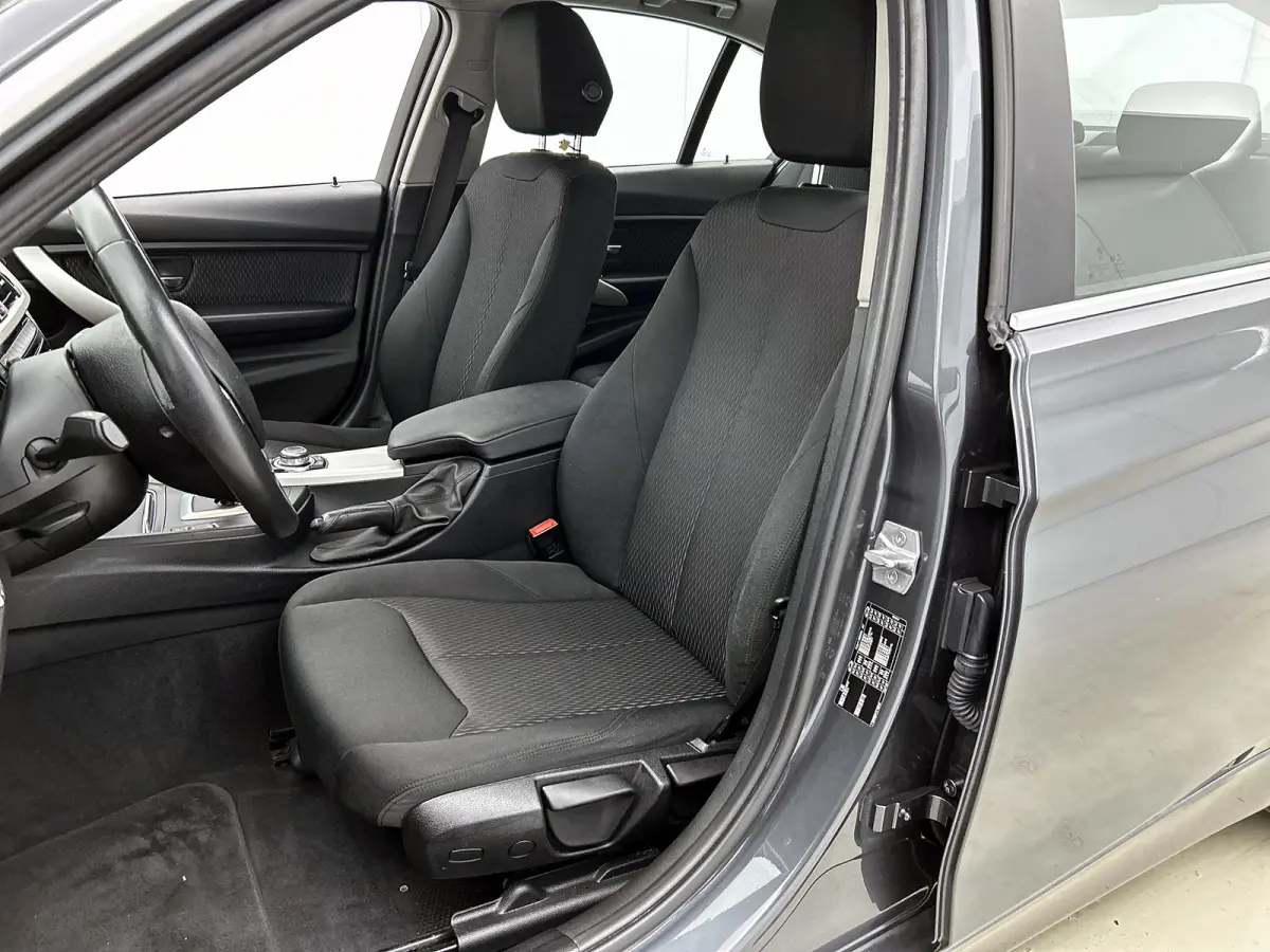 318i Executive (NAVIGATIE, LED, PDC, CLIMA, STUURBEDIENING, MULTIMEDIA)