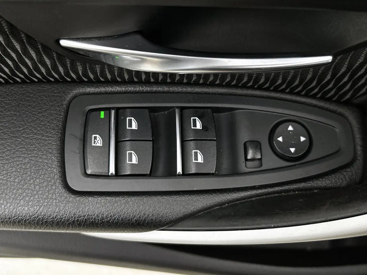 318i Executive (NAVIGATIE, LED, PDC, CLIMA, STUURBEDIENING, MULTIMEDIA)