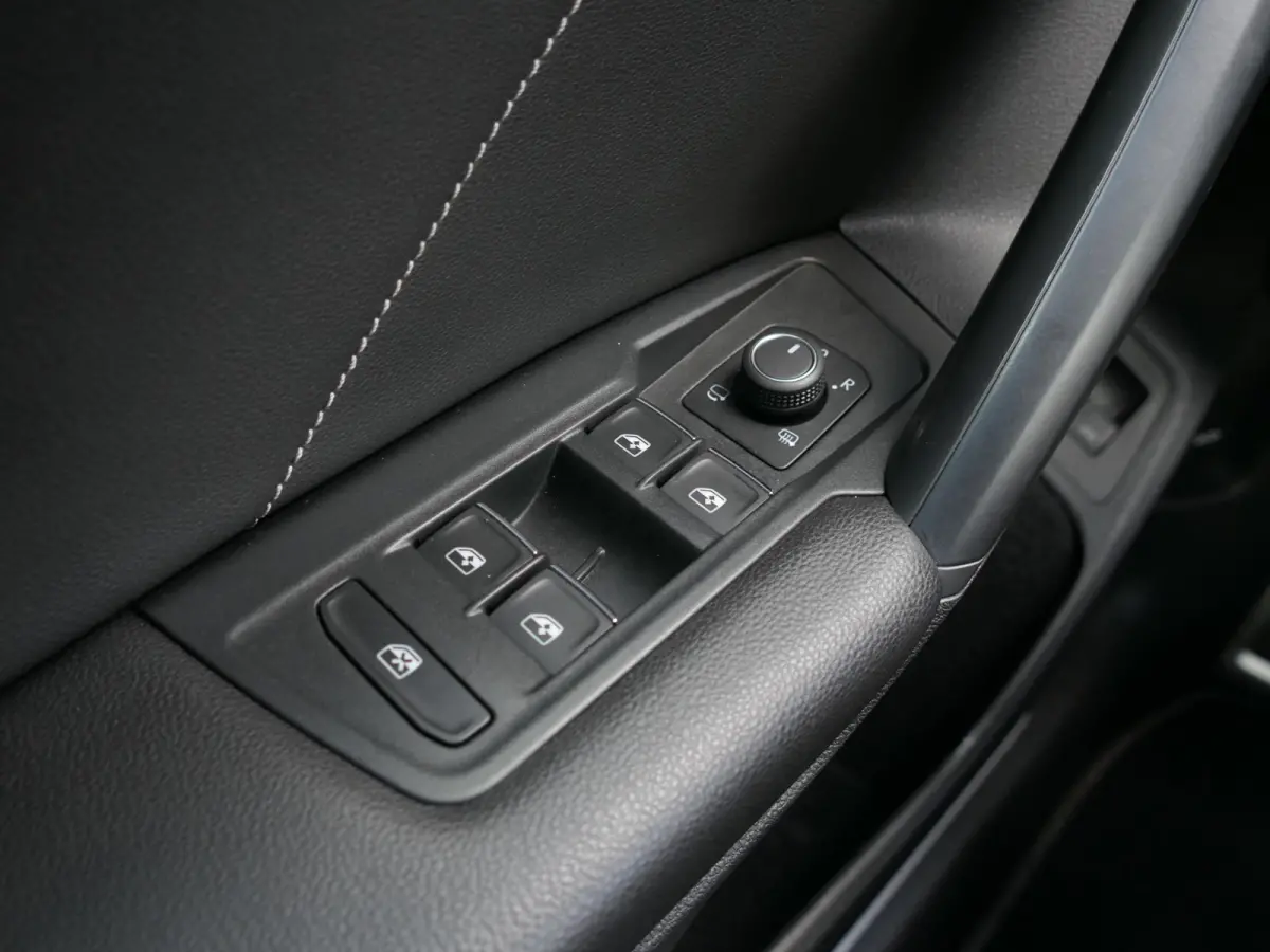 1.4 TSI eHybrid R-Line Business+ | Leder | Panoramadak | Memory | Trekhaak | Head-up display | Discover Pro | Elektrische achterklep | Apple-/Android Carplay | ACC | Dodehoek detectie | Stoe