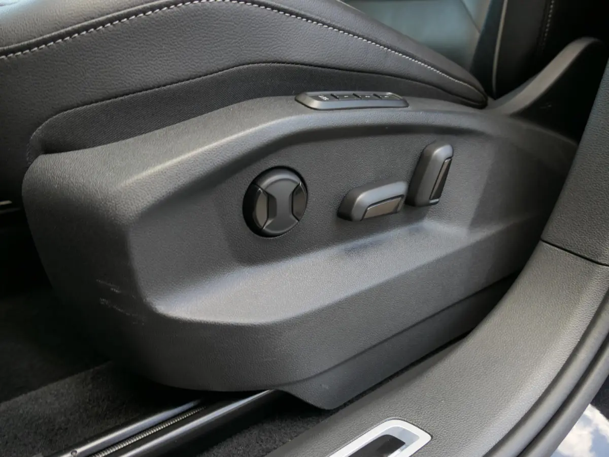 1.4 TSI eHybrid R-Line Business+ | Leder | Panoramadak | Memory | Trekhaak | Head-up display | Discover Pro | Elektrische achterklep | Apple-/Android Carplay | ACC | Dodehoek detectie | Stoe