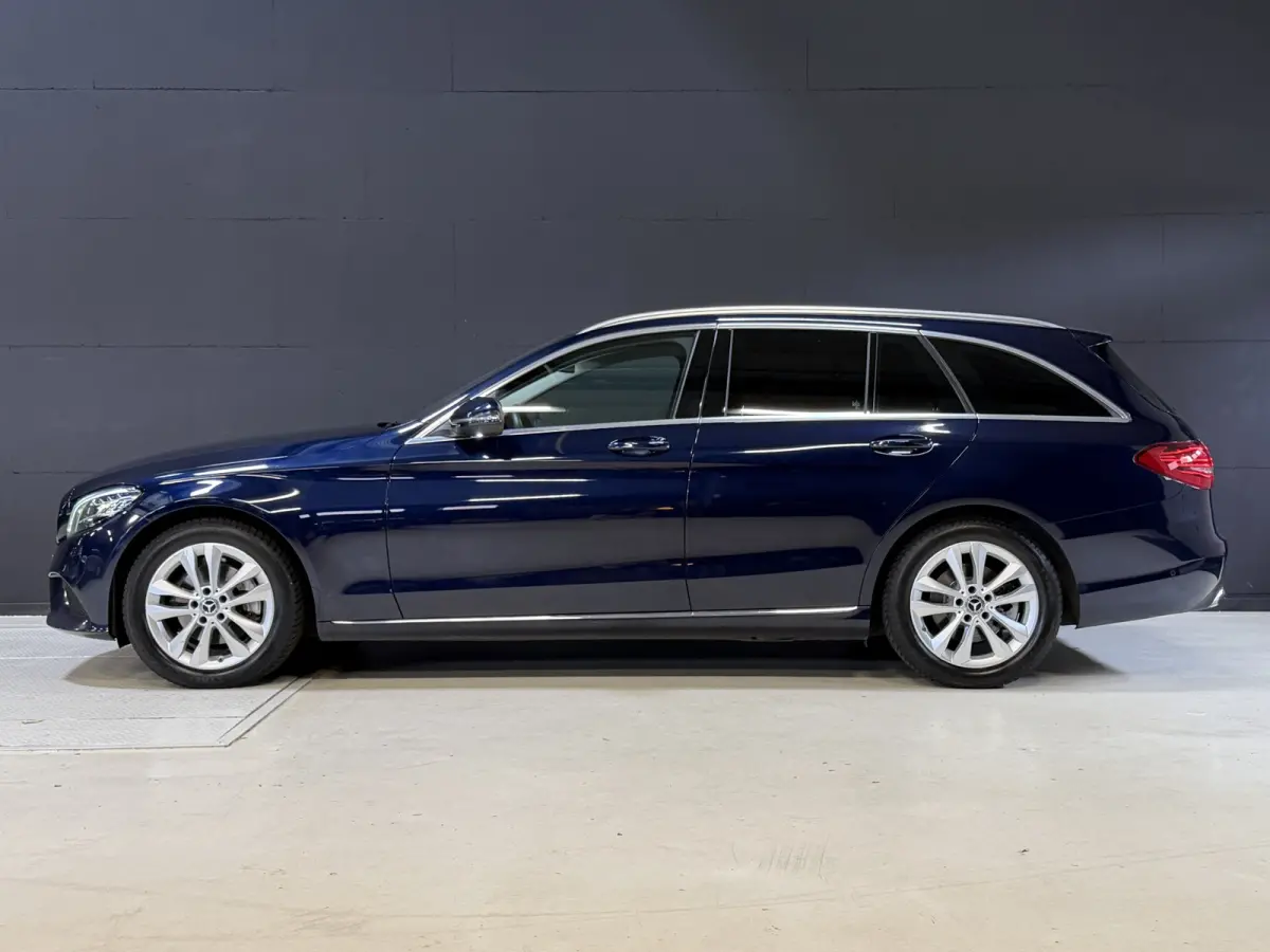 220 d Business Solution | Camera | Stoelverwarming | Elektr. trekhaak | Adaptive cruise | Full LED