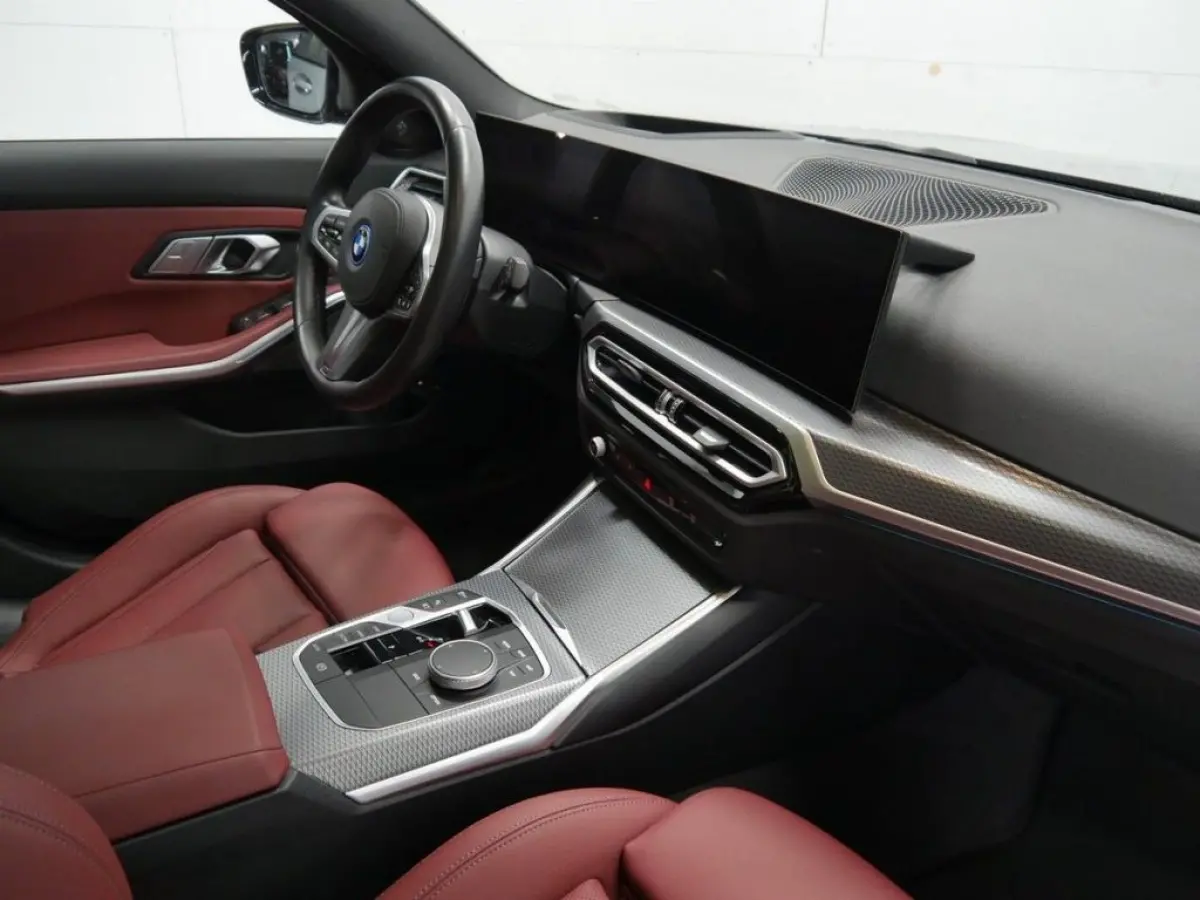330e M-SPORT (LCI) ** LED, ROT LEDER, LIFE COCKP. PROF, PANORAMA, TREKH, 18-inch LMV ** 1e EIG (EX BMW-AG) - UNFALLFREI ** * INFORMEER OOK NAAR ONZE AANTREKKELIJKE FINANCIAL-LEASE TARIEVEN *