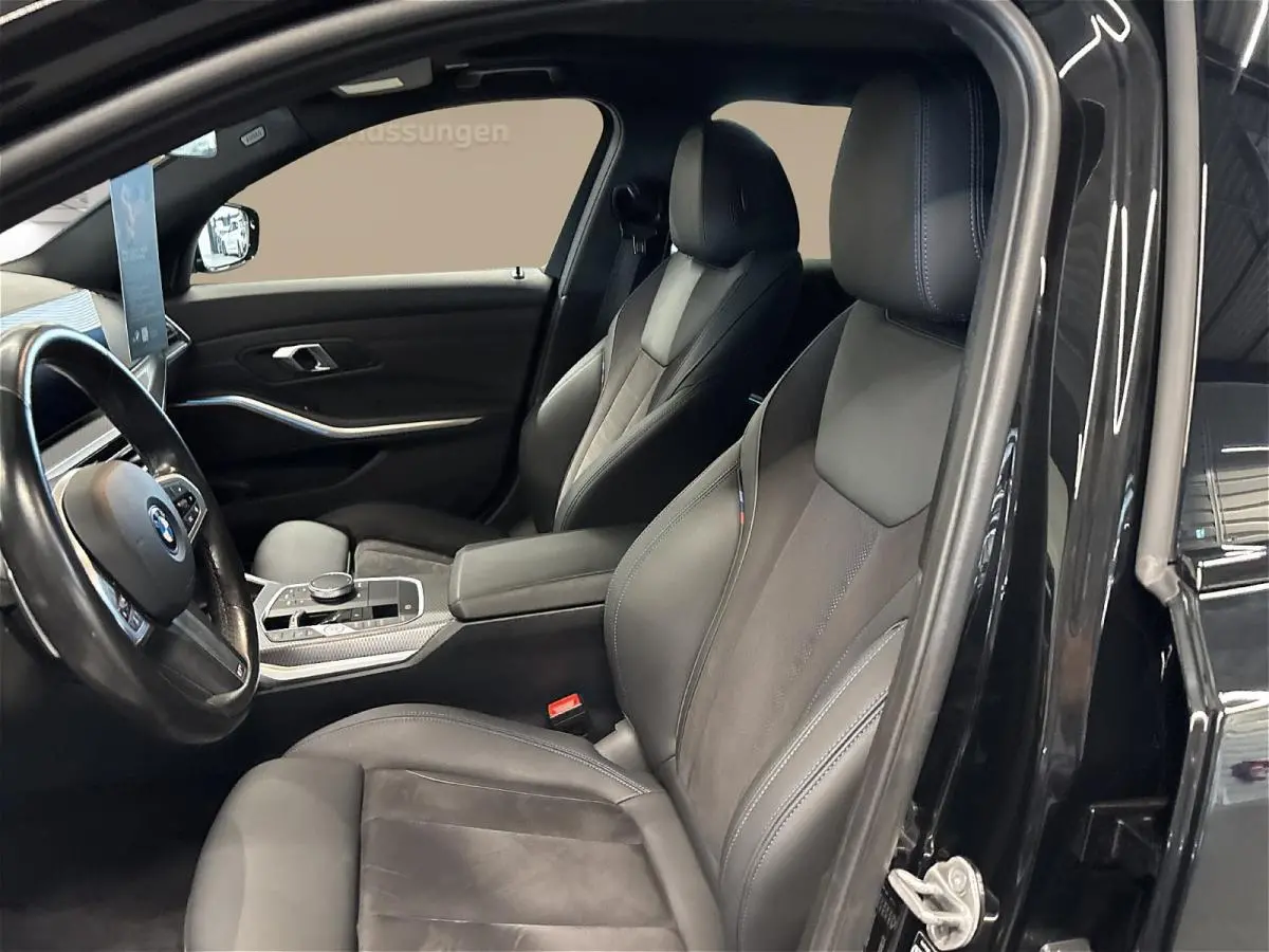 330e M-SPORT ** ADAP. LED, PANO, TREKH, ACC, HuD, 19-inch LMV ** 1e EIG - UNFALLFREI, BMW ONDERH. ** * INFORMEER OOK NAAR ONZE AANTREKKELIJKE FINANCIAL-LEASE TARIEVEN **