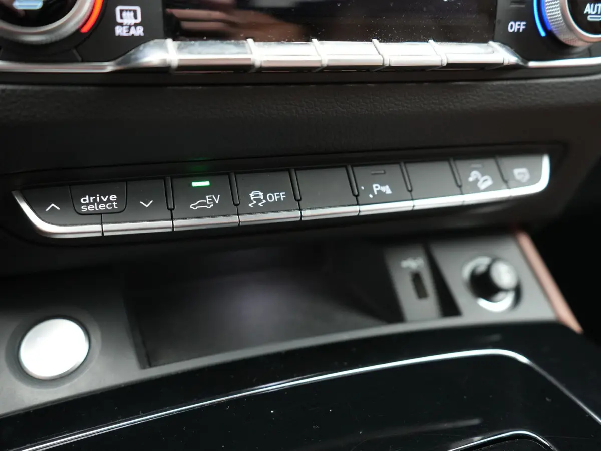 50 TFSI e Advanced edition PHEV 300pk Dealer O.H | Trekhaak Af Fabriek | Head Up | Apple Carplay | Lederen Sportstoelen Verwarmd | Cruise Control | Virtual | Navigatie | DAB | 19"L.M | Plug 
