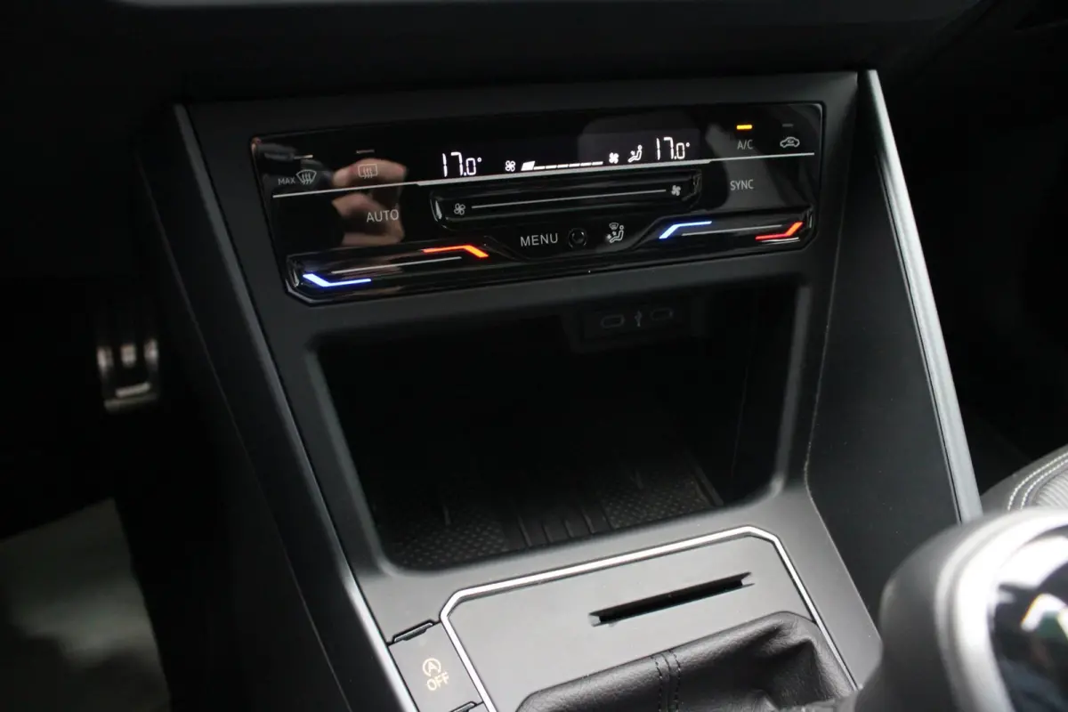 1.0 TSI 116 PK | R LINE | PANO | CARPLAY | LED | ACC | NAVIGATIE | PDC | VOL OPTIES!
