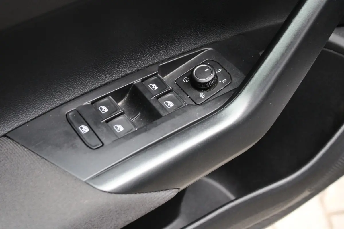1.0 TSI 116 PK | R LINE | PANO | CARPLAY | LED | ACC | NAVIGATIE | PDC | VOL OPTIES!