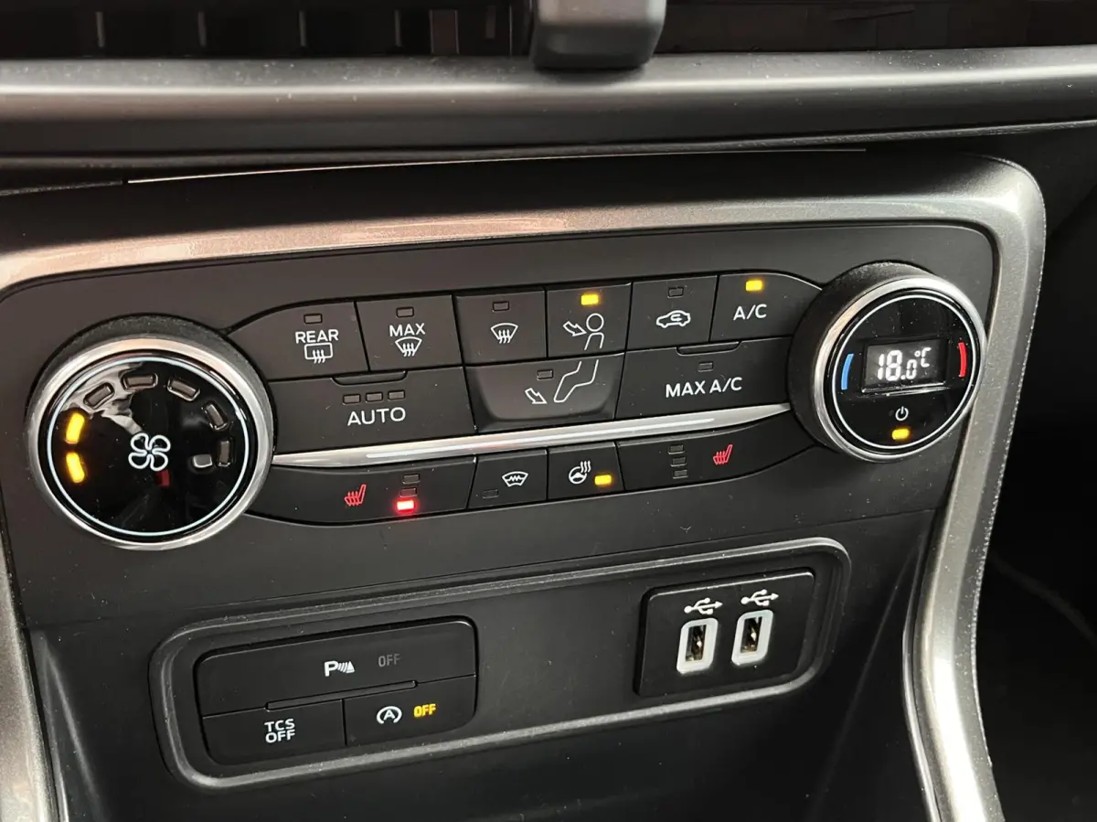 1.0 EcoBoost Titanium 125PK Automaat Winterpack Navi Parkeersensoren Climate Cruise Control Privacy Glass *Dealer Onderhouden*
