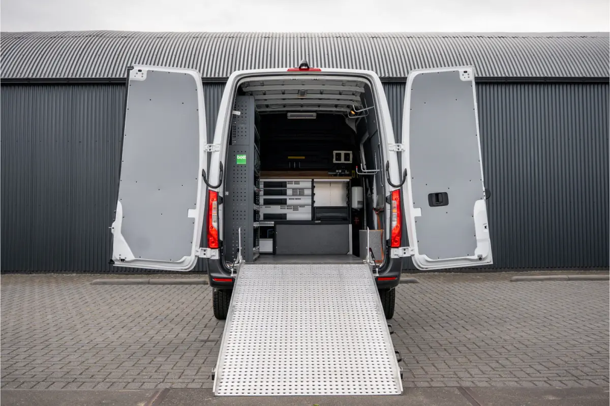 311 CDI RWD L2H2 | Volledig Ingericht | Mbux | Camera | Climatronic