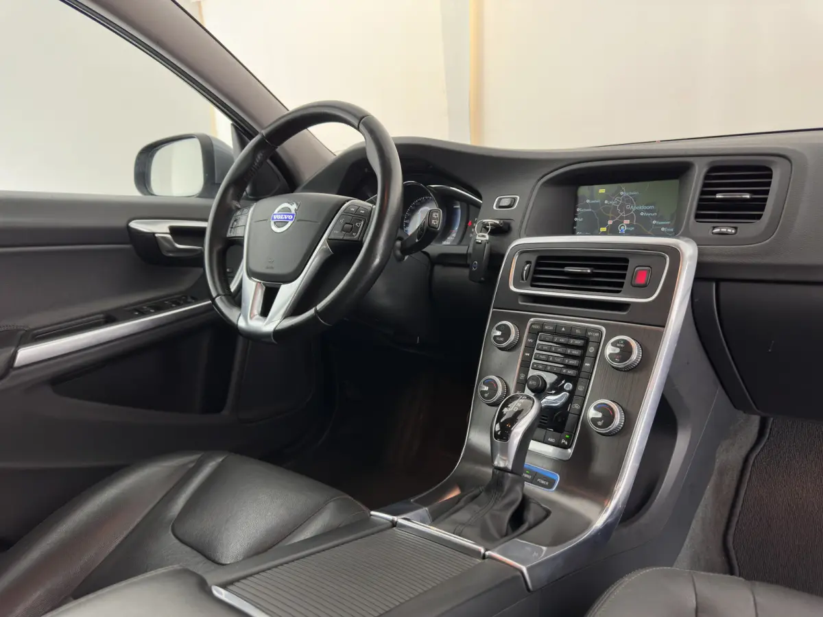 2.4 D6 Twin Engine R-Design Aut. *LEATHER | XENON | MEMORY-PACK | HEATED-COMFORTSEATS | NAVI-FULLMAP | ECC | PDC | CRUISE | 17''ALU*
