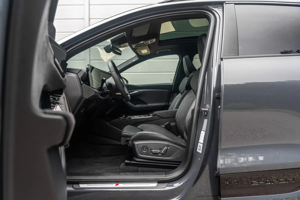 388pk S Edition Quattro 100 kWh | Panoramadak | Luchtvering | Trekhaak | Topview | Sportstoel Plus | Bijrijdersscherm | Stuur- / Stoelverwarming