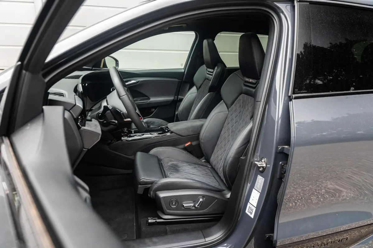 388pk S Edition Quattro 100 kWh | Panoramadak | Luchtvering | Trekhaak | Topview | Sportstoel Plus | Bijrijdersscherm | Stuur- / Stoelverwarming