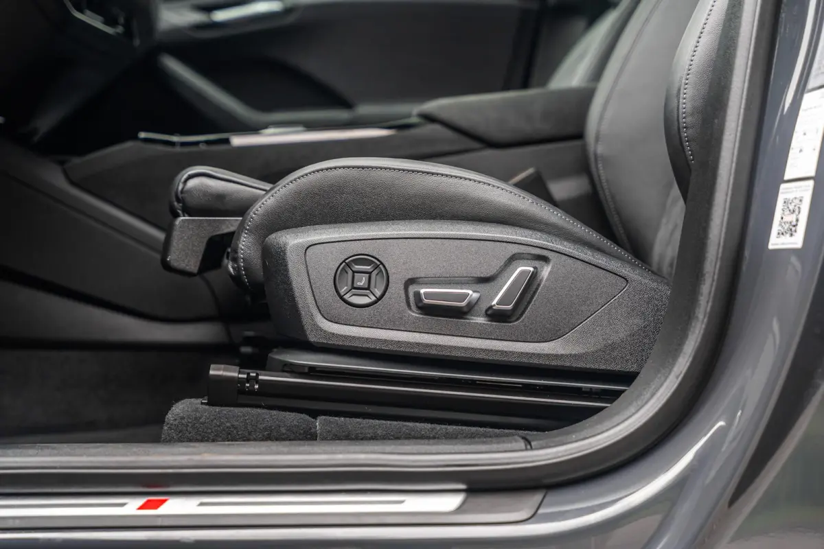 388pk S Edition Quattro 100 kWh | Panoramadak | Luchtvering | Trekhaak | Topview | Sportstoel Plus | Bijrijdersscherm | Stuur- / Stoelverwarming
